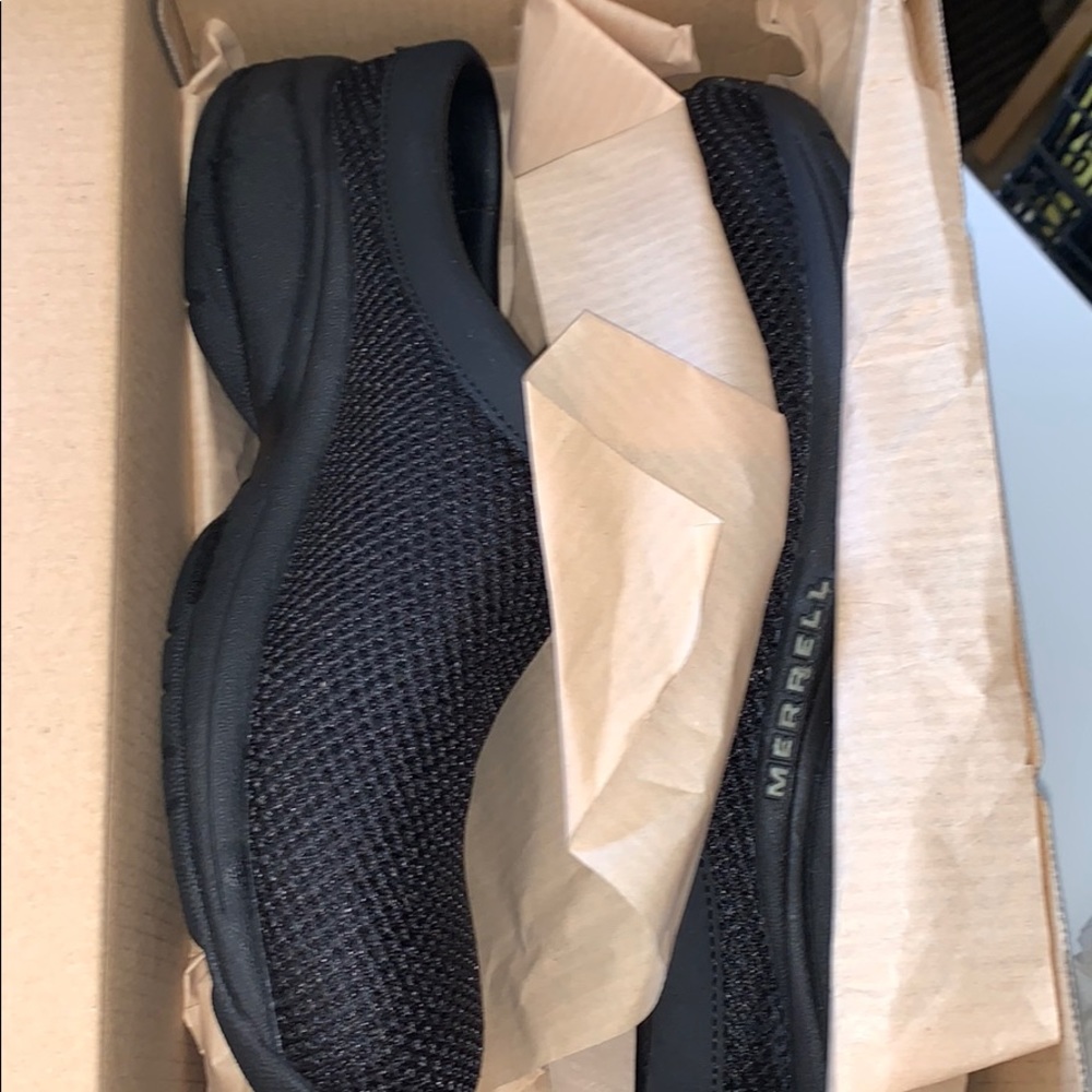 ⭐️Brand new ⭐️black mesh Merrell’s!